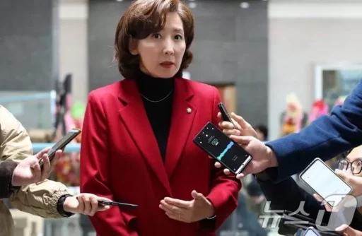 Democrats Release Photo of Judge Lee Gwi-yeon… Na Kyung-won Questions “Is There Conclusive Evidence of Character Assassination?”