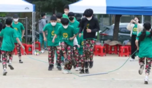 Elementary school students wear ‘ban-tee’ parodying a brand, and local residents are complaining about ‘copyright infringement’
