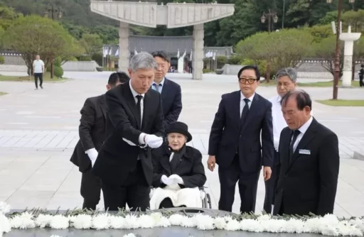 “Kim Ok-sook, the late former President Roh Tae-woo’s wife at 90, pays tribute at the May 18th National Cemetery… ‘Sorry to the spirits of Gwangju'”