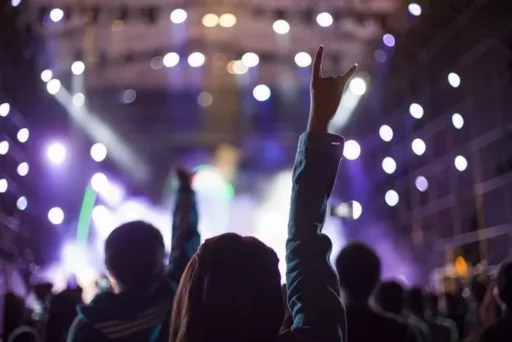 “Who Do You Think You Are to Talk to My Singer?”… 50s Trot Fanclub Scares Away 20s Female Fan