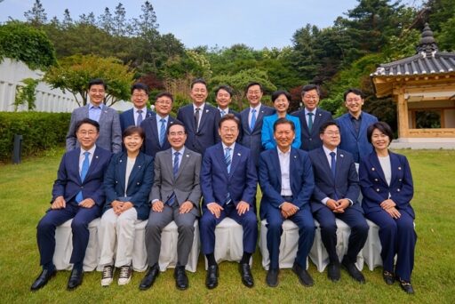 President Lee Invites ‘Democratic Party Leadership’ to Hanam-dong Residence… The Words He Left with a Bright Smile