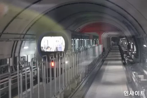 Unable to control wheelchair, pushed through screen door and fell onto tracks… Sinrim Line suspended for over an hour.