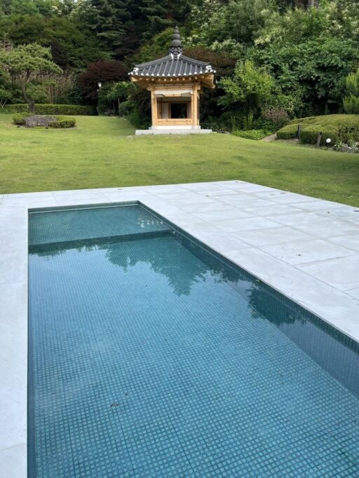 Allegations of ‘Dog Swimming Pool’ Installation at the Residence of the Yoon Couple in Hannam-dong… Did They Use 228 Tons of Water Here for a Week?