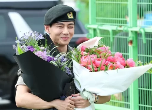 Model BTS V’s military discharge excites Compose Coffee… Gifts for 인증 when you show off the ‘V cup holder’