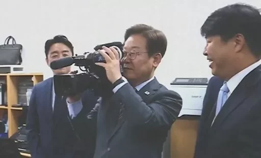 President Lee Jae-myung unexpectedly received a ‘camera’ during a visit to the video journalist office… After seeing his filming skills (Video)
