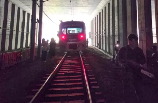 “Amidst the Darkness, Hundreds Escape Along the Railway”… Metro Passengers in ‘Utter Chaos’