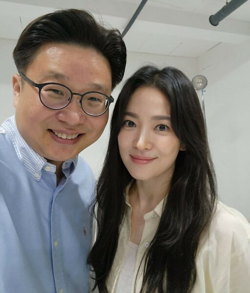 Song Hye-kyo donates a Korean guidebook to Saipan in support of the 80th anniversary of Liberation Day.