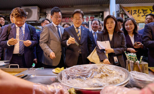 President Lee Jae-myung’s ‘Surprise’ Visit to the Traditional Market: His Words to Citizens Thanking Them for the Rise in Stocks
