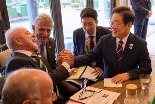 “President Lee, who successfully debuted in G7 diplomatic efforts, sees approval ratings rise… ‘Close to OO%'”
