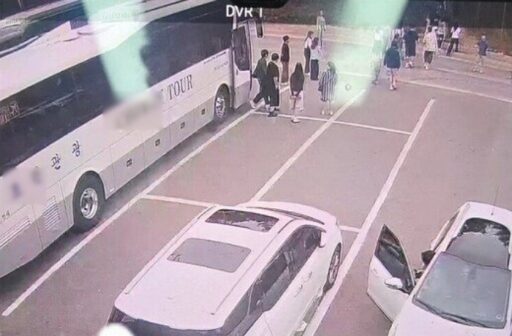 “Just Pissing and Leaving”… Two Tour Buses of Group Travelers at a Cafe, Using the Bathroom Without Buying Coffee