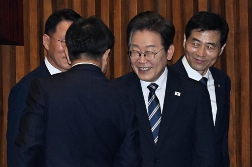 President Lee smiled and tapped Kwon Seong-dong on the arm as he exited the address… I checked what was said.