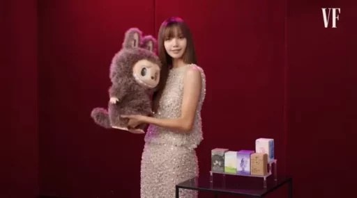 Blackpink’s Lisa and Rosé are Also Deeply in Love with ‘La Bubu’ Characters… Reason for Suspension of Offline Sales in Korea