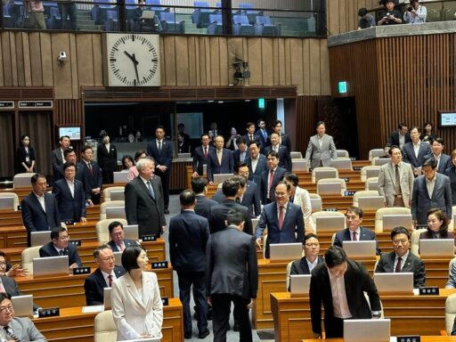 When President Lee approached the ruling party lawmakers to shake hands, there was a standing ovation… The atmosphere captured live by the Speaker of the National Assembly.