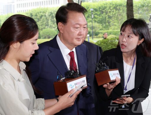 [Breaking News] Yoon Seok-yeol attends the Prosecutor’s Office for the first time in front of his ‘home’… enters the Special Investigation Room for the Insurrection Investigation through the main entrance of the Seoul High Prosecutors’ Office.