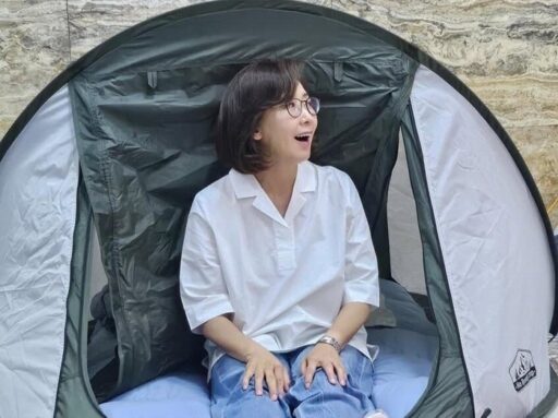 ‘Stuffed’ Gimbap and Fans and Beverages… Na Kyung-won Starts a Sit-in Protest Inside the National Assembly