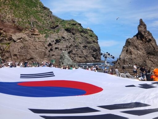 On the 80th anniversary of liberation, a 30-meter ‘giant national flag’ fluttered over Dokdo, South Korea.