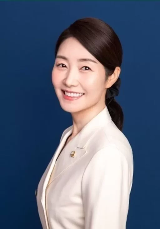 “The nominee for the first Minister of Gender Equality and Family under the Lee Jae-myung government: ‘I will do my best to ensure policies take root in everyday life.'”