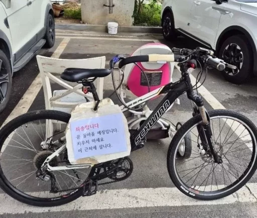 “Don’t Remove It, I Live Nearby”… A Resident Who Dominated the Parking Lot with Bicycle ‘Squatting’
