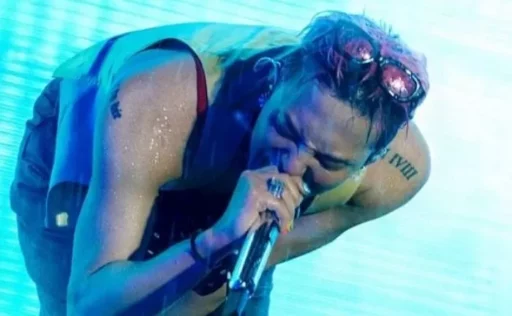 Despite heavy rain… G-Dragon sings passionately in the rain, with 40,000 fans in Vietnam following along.