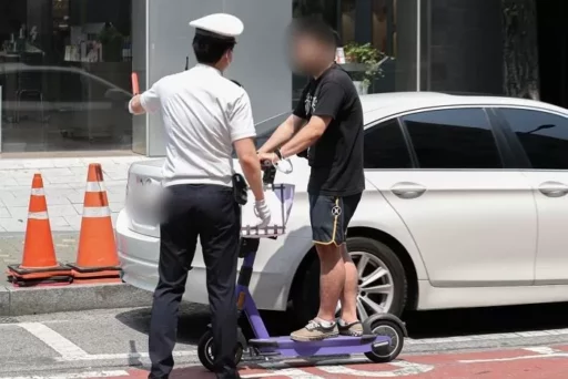 Teenager with ‘brain hemorrhage’ after being caught by police while riding an unlicensed scooter and falling to the ground… Controversy over ‘excessive enforcement’