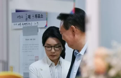 Yoon Seok-yeol’s closest aide: “Kim Geon-hee’s health has worsened, Yoon cares for her every day… ‘Master’s degree’ cancellation is harsh”