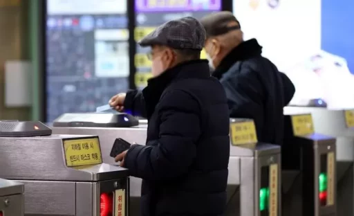 “Preventing Fare Evasion”… Seoul City Introduces ‘Mobile Free Ride Card’ for Those Aged 65 and Over