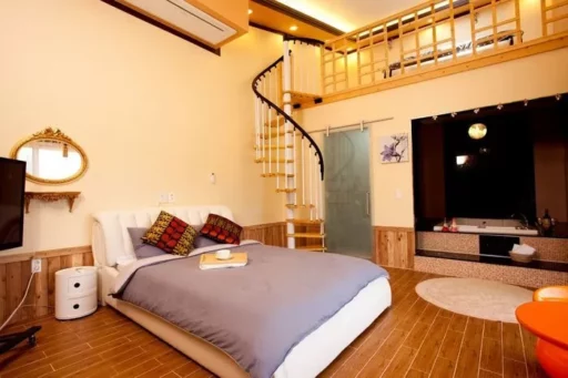 Guesthouse owner sues guest who left a review saying “The owner has no manners” over a stinky and vibrating stay costing 1 million won per night.