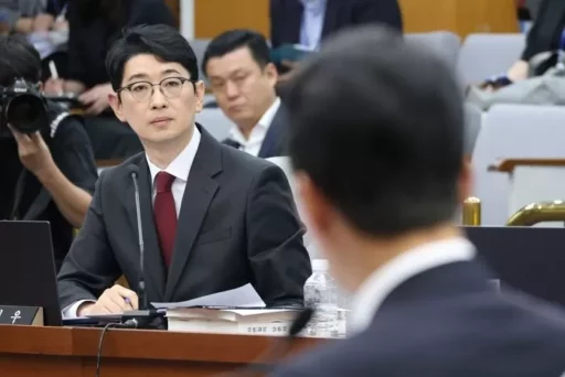 Democratic Party lawmaker Kang Deuk-gu claims, “‘Acute hepatitis military exemption’ Joo Jin-woo is known for being a regular drinker.”