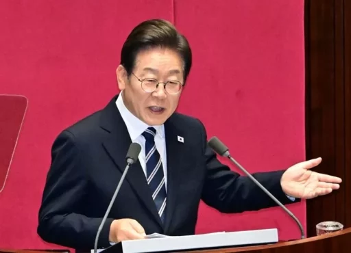 President Lee, let’s do ‘this action’ first… The ruling party lawmakers who didn’t applaud stood up and shook hands.