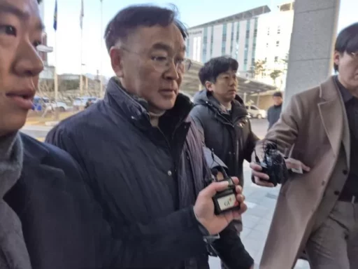 Yangyang County Mayor Sentenced to 2 Years in Prison for Accepting Bribes and Engaging in Inappropriate Relationship with Female Petitioners