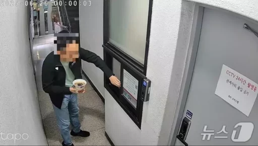 Man threw cup noodles in the elevator and stairwell of a one-room building for two years… even mocked with “You must be having a hard time.”