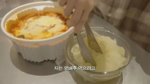 “You Don’t Need to Buy Cabbage to Eat Kang Min-kyung’s Yeop-tteok… Yeokgi Tteokbokki Launches ‘New Topping'”
