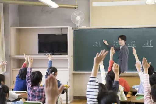 “Playing Movies in Class and Ignoring Kids, Clenching Fists and Swearing”… Controversy Over Elementary Teacher ‘Child Abuse’