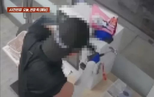 At 2 AM, a man visited an unmanned store with tools and took the entire ‘kiosk’ apart.