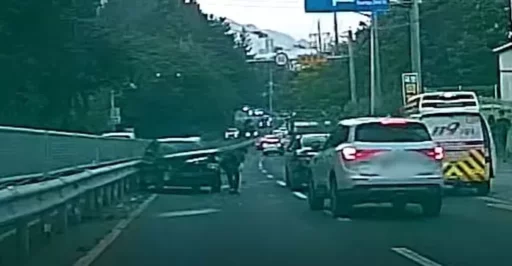 “Traffic jam on the way home due to an accident, ‘the forklift hero’ appeared like a final weapon to solve it”