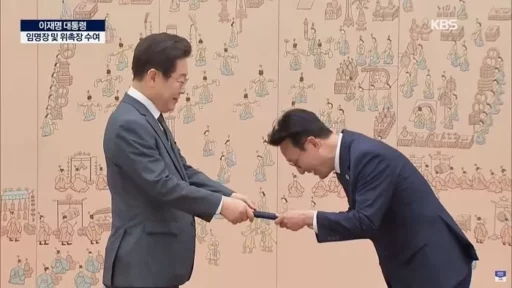 President Lee Jae-myung’s Urgent Words After Presenting the Appointment Letter to Newly Appointed Prime Minister Kim Min-seok