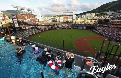 “Hanwha fans must be happy… ‘Infinity Pool’ opens at Hanwha Eagles home stadium, allowing fans to watch baseball while swimming.”