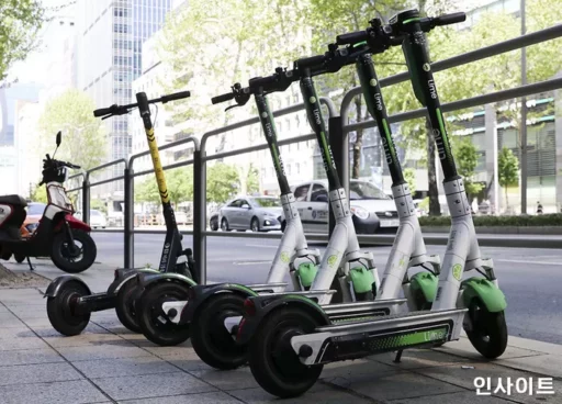 30s taxi driver died after falling while riding an electric scooter.