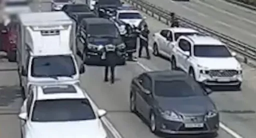 Officer Breaks Car Window with ‘Three-Sectioned Baton’ as Drunk Driver Refuses to Exit Vehicle