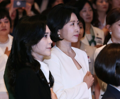 First unexpected ‘two-shot’ captured in ‘white & black’ with Ms. Kim Hye-kyung next to President Lee Boo-jin.