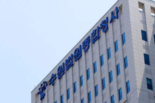 President Lee’s lawyer watched the court preparation date for the ‘credit card misuse’ trial being postponed… The court said, “Proceed as scheduled.”