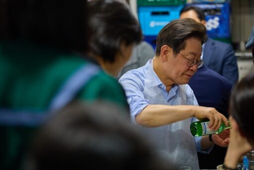 Controversy Arises Over Female Employee Filling President Lee’s Glass… “Gender Sensitivity Issue vs Just a Fun Drinking Occasion”