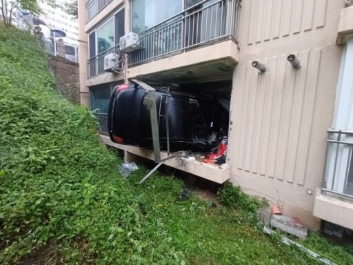 Car crashes into apartment on the first floor… elderly man in his 80s in trouble while resting at home