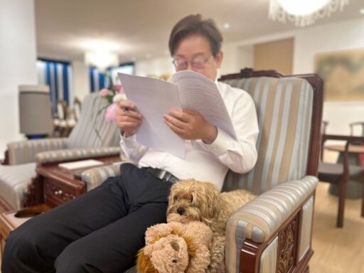 “Only Feeling Upset When Being Held by My Wife”… President Lee Surprises with His Beloved (and Troubling?) Dog ‘Bobby’