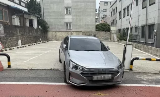 Commute time, driver who illegally parked at the entrance of someone else’s company’s parking lot disappears… “There’s no contact information either”