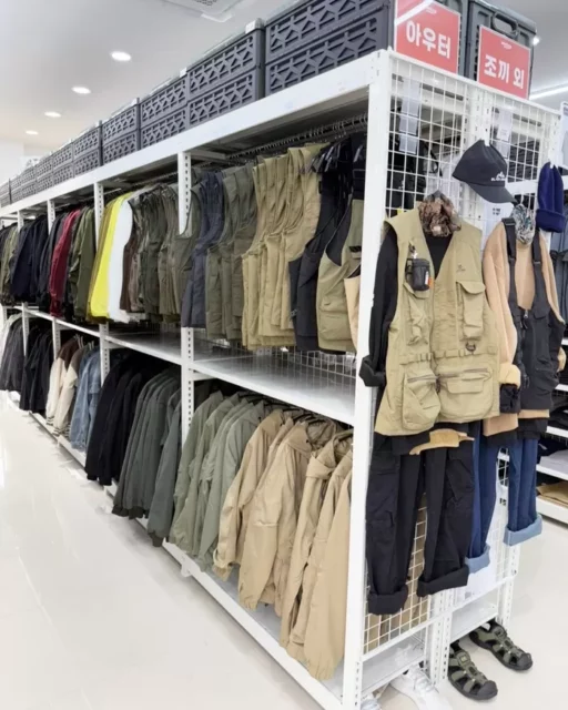 “4900 Won for a Short-Sleeve T-Shirt”… The Ultra-Low-Cost Clothing Store Recently Called the ‘Daiso of Fashion’ Among the MZ Generation