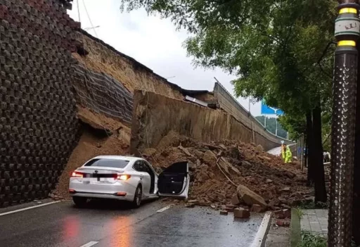 [Breaking News] “10m” High Retaining Wall Collapses in Osan, Gyeonggi Province; “One Vehicle Buried… One Fatality Expected”