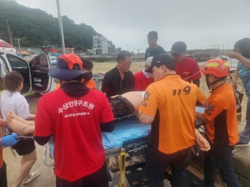 Chinese tourist collapses from cardiac arrest at Yangdeok Beach… rescuer saves him