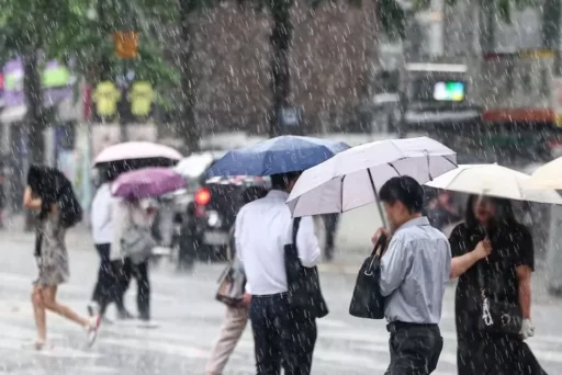 Showers of up to 40mm expected in various places over the weekend… ‘Extra caution’ urged for flood damage