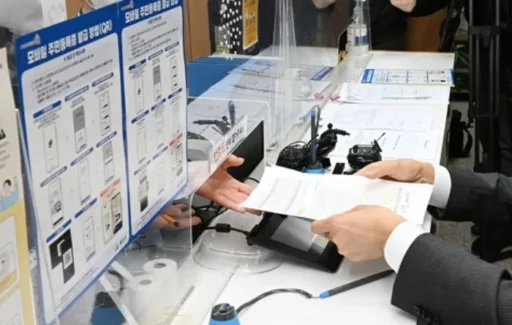 “Do you want me to communicate through this small hole?”… Complaints received at the Yongsan District Resident Center’s acrylic panel at the civil service window